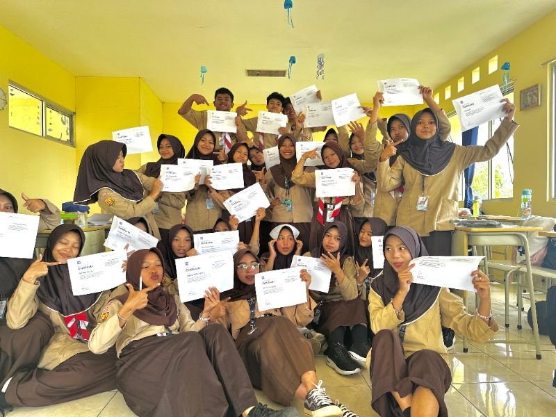 Elever fejrer med deres Class2Class-certifikater